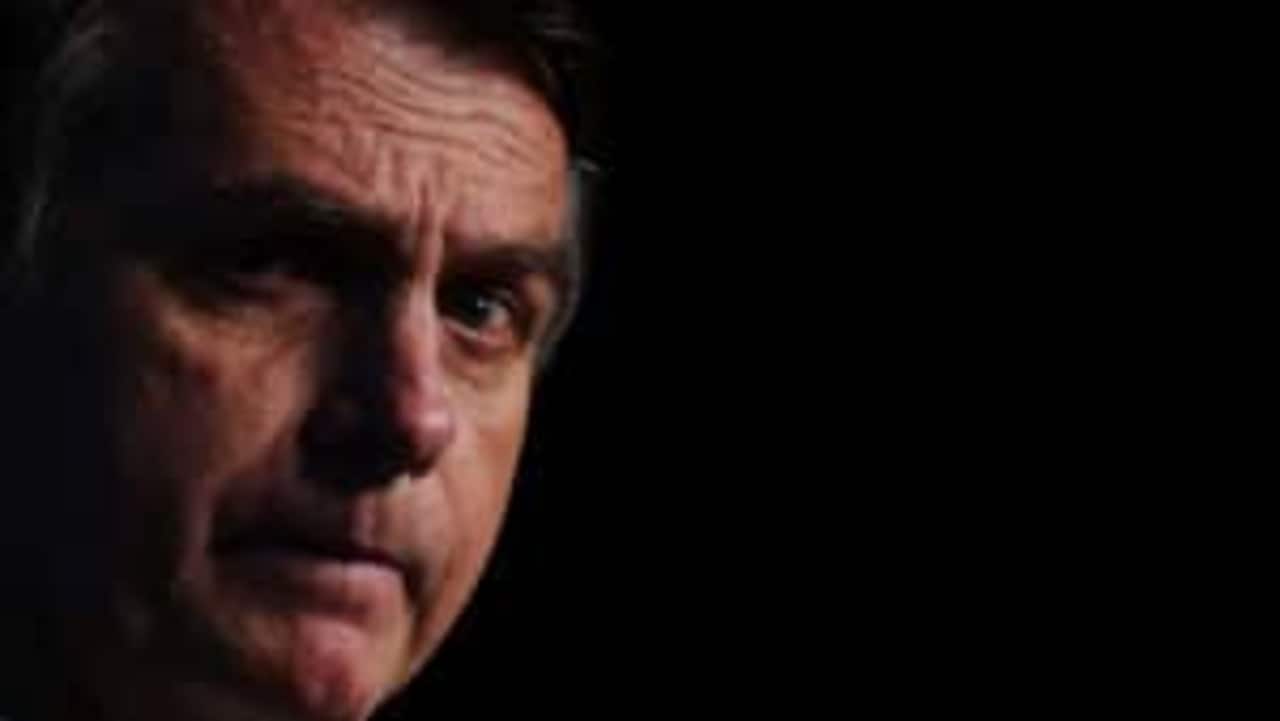 Rosto de Bolsonaro na penumbra