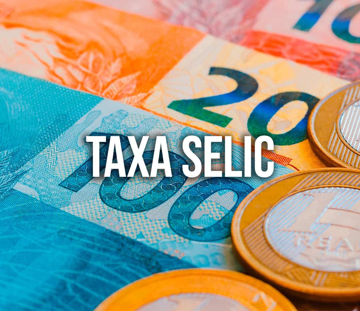 Notas de 100 reais, 20 reais, 10 reais e moedas de um real. Na imagem, há uma frase no centro "Taxa Selic".