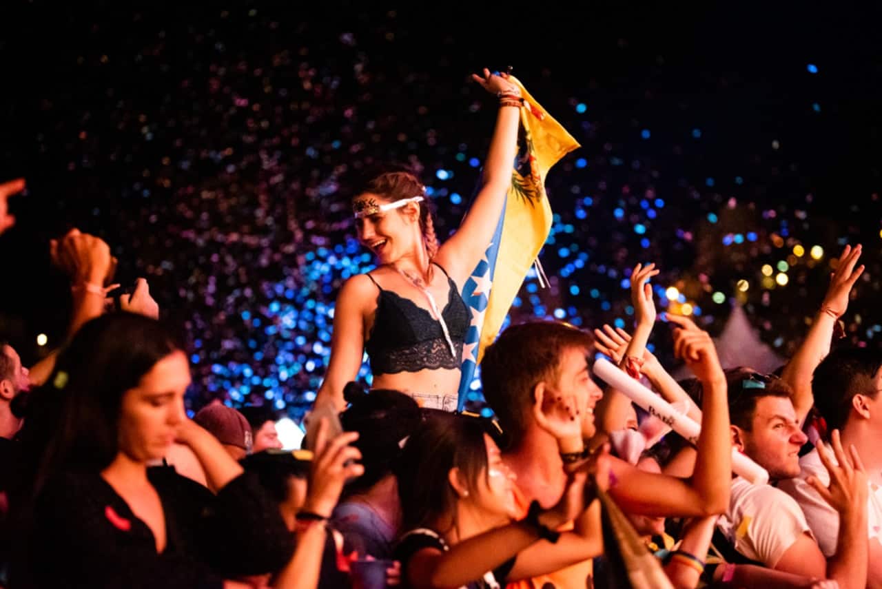 Imagem de uma mulher na Tomorrowland