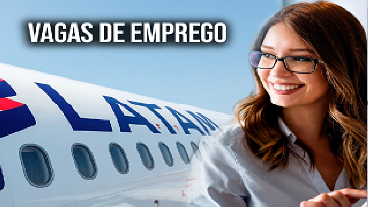 Mulher sorrindo, trajando blusa social, óculos de leitura e segurando um tablet. Ao fundo, um avião da LATAM.