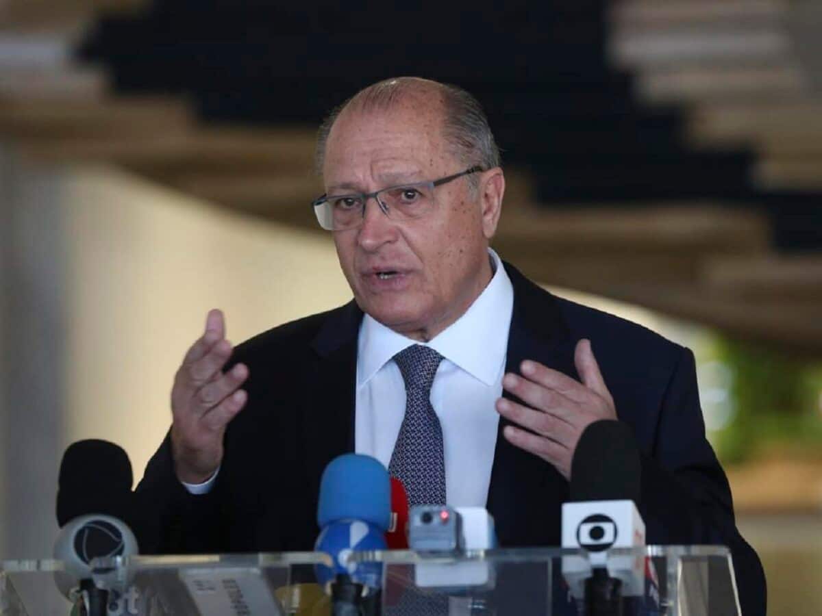 Imagem de Geraldo Alckmin discursando para jornalistas.