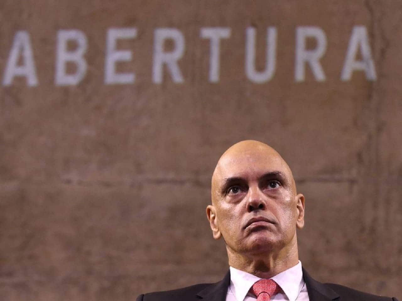 Imagem do ministro do STF, Alexandre de Moraes. Sob ele, aparece um letreiro com a palavra "abertura".