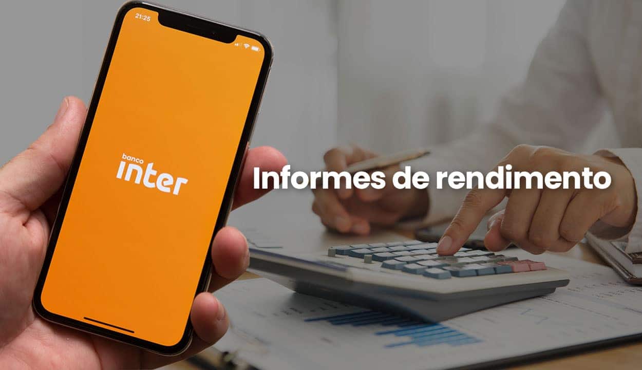 Mão segurando a tela de um celular com o logo do Banco Inter e uma pessoa calculando ao fundo.