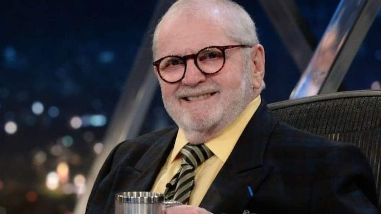 Jô Soares, de óculos e com uma caneca, apresentando seu programa na Rede Globo de comunicações.