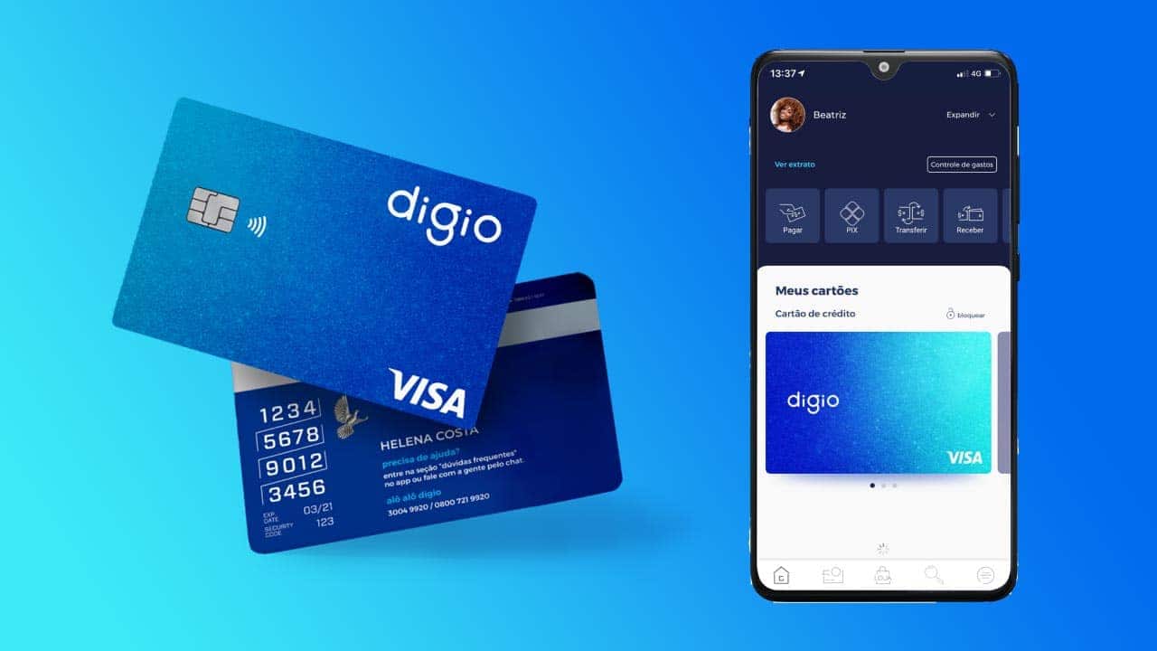 Imagem de celular com tela inicial do aplicativo do Banco Digio ao lado do cartão Digio (frente e verso)