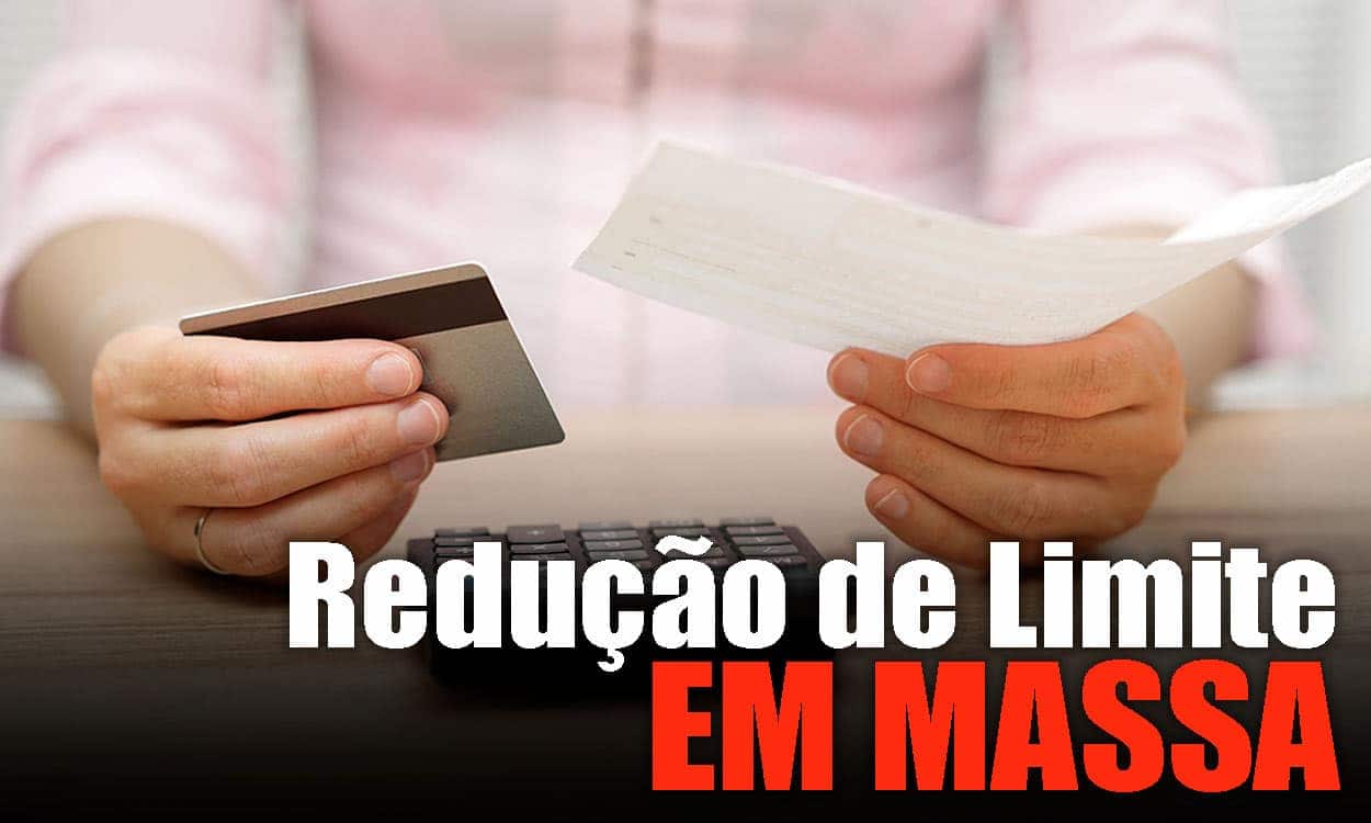 Homem sentado com um papel e um cartão na mão