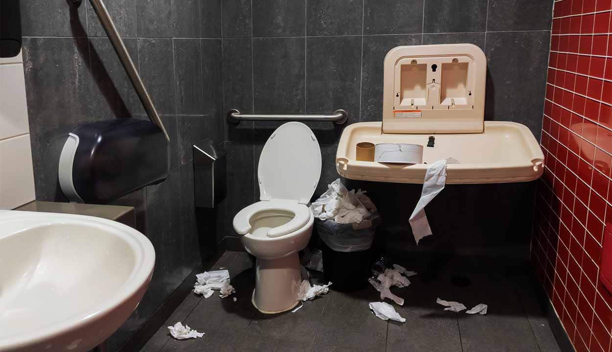Imagem do interior de um banheiro sujo