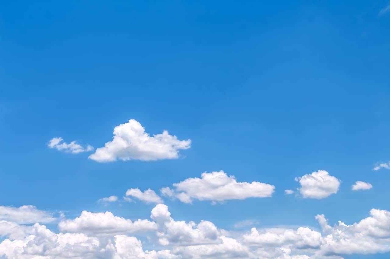 céu azul, com nuvens brancas.