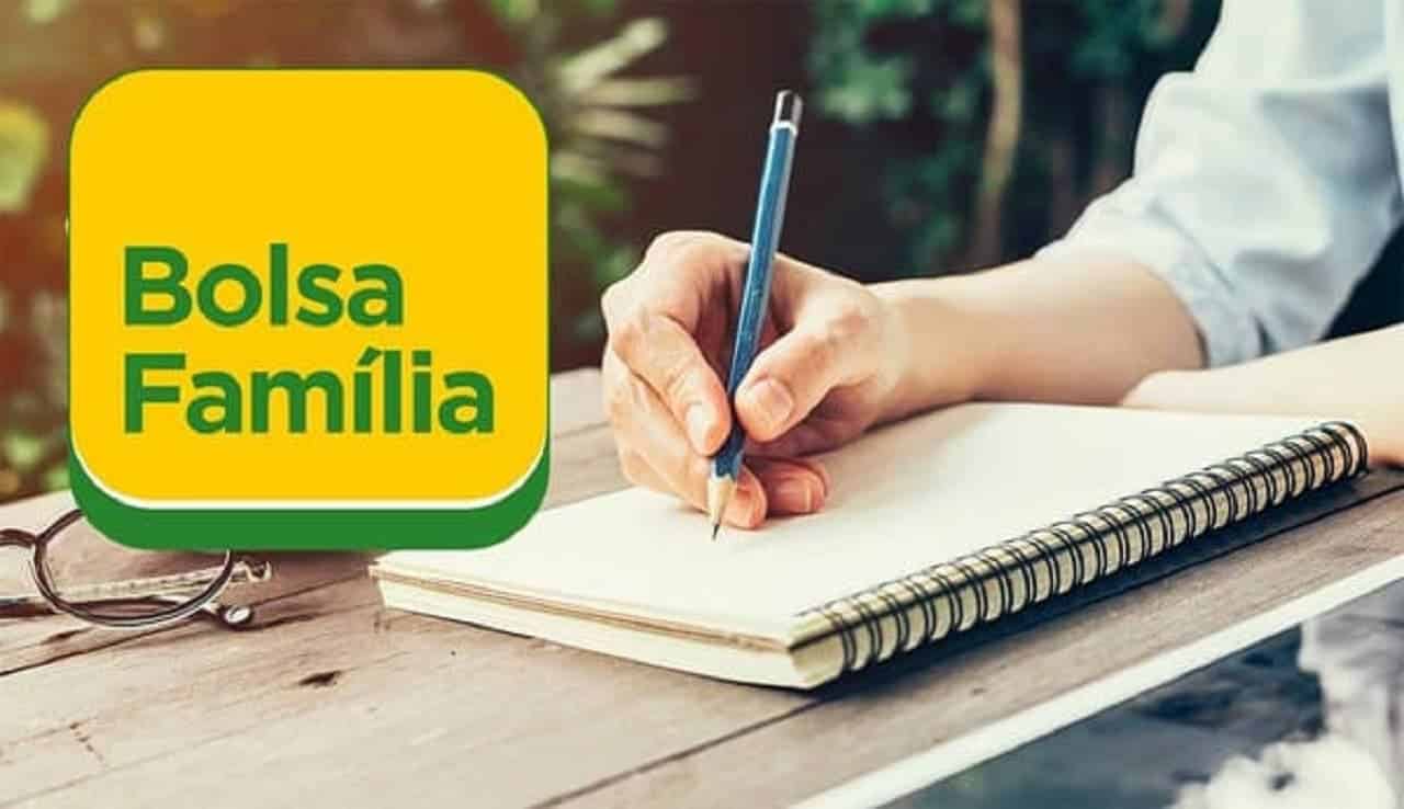 imagem de uma mulher escrevendo em um caderno, ao lado está escrito "Bolsa Família"