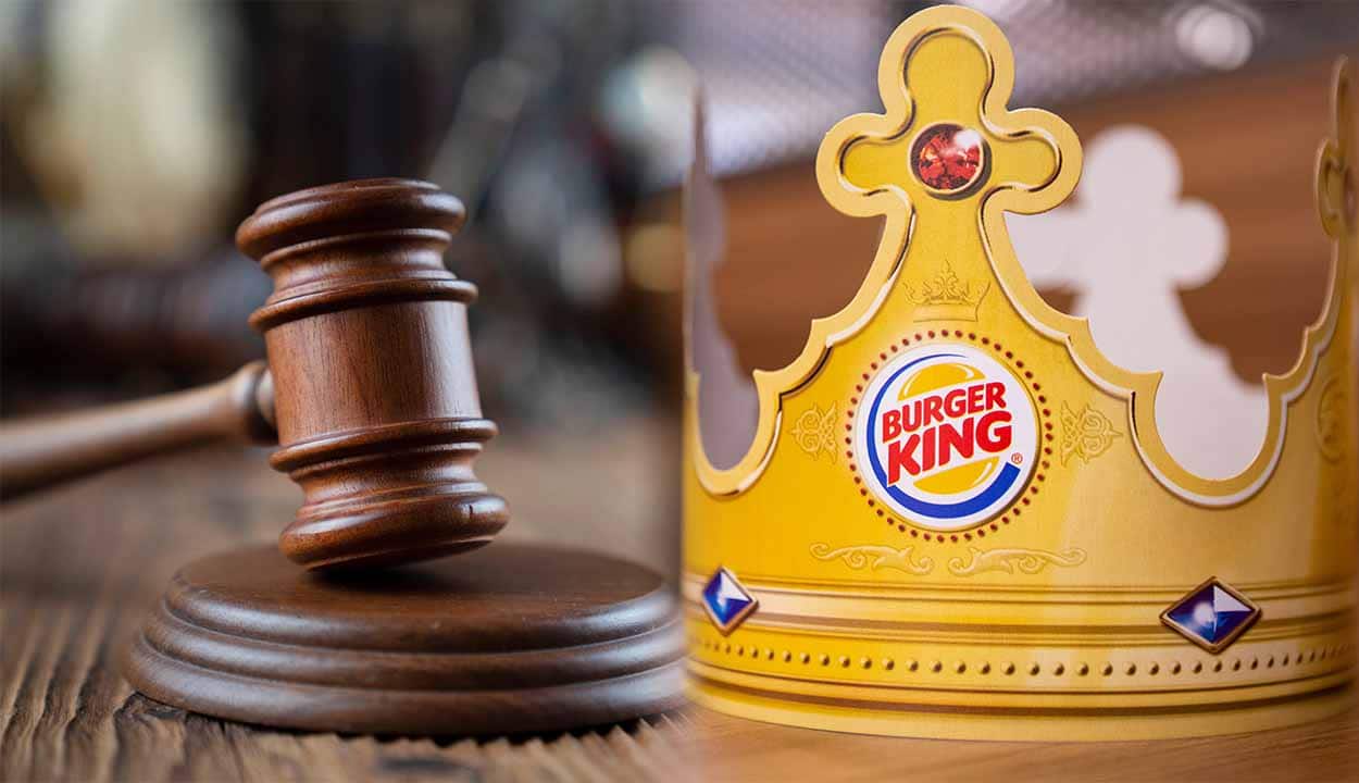 Montagem de um martelo da Justiça e, ao lado, uma coroa de papel do Burger King.