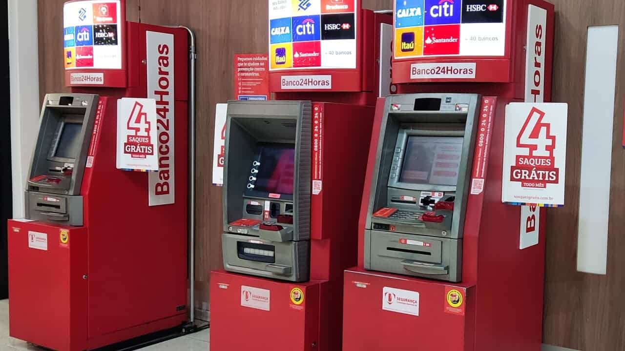 Imagem dos caixas eletrônicos Banco24Horas do Parque Shopping Prudente, na cidade de Presidente Prudente, São Paulo. Bolsa Família