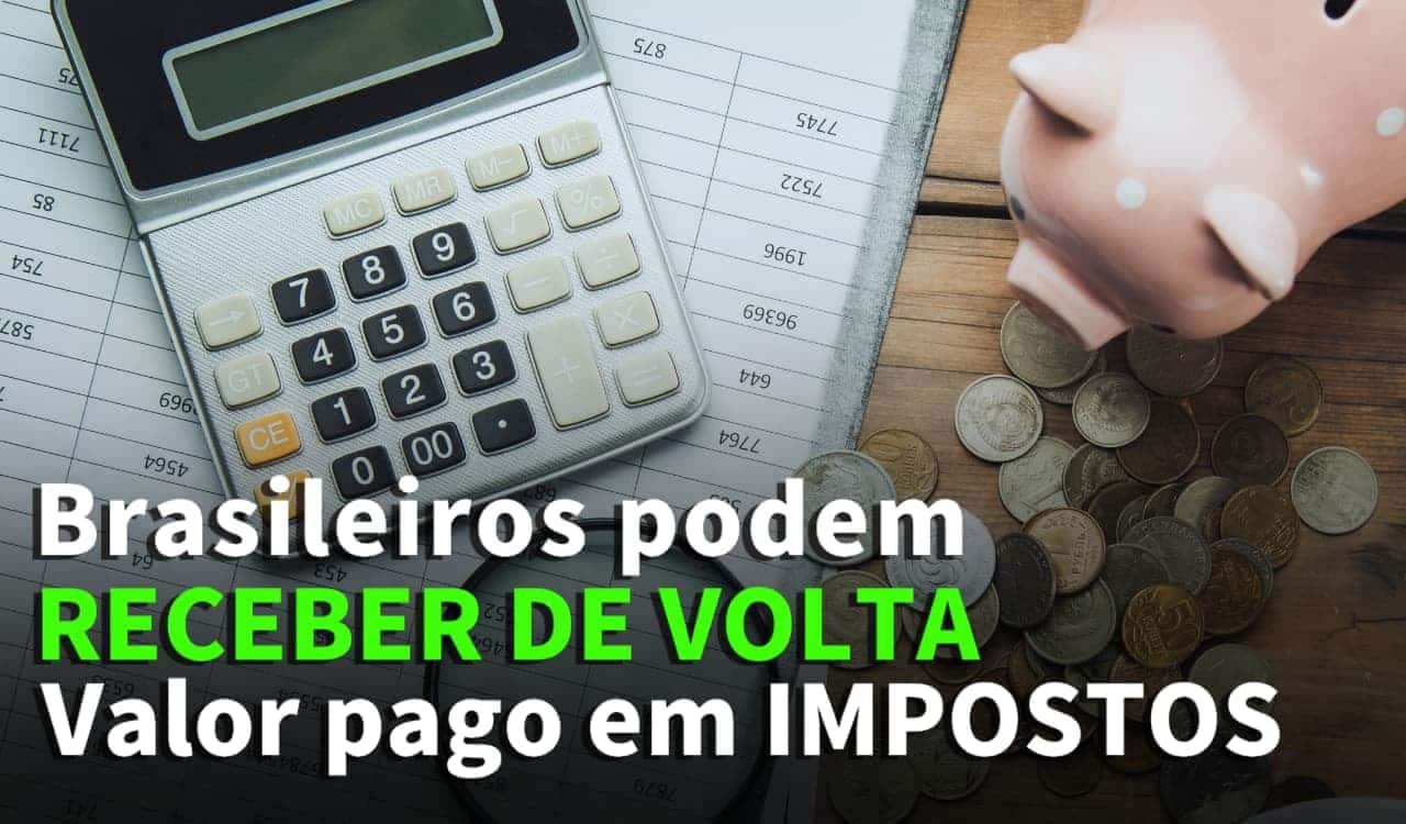 Calculadora em cima de uma planilha ao lado de um cofrinho de porco e várias moedas. Em baixo está o texto: "Brasileiros podem receber de volta valor pago em imposto"