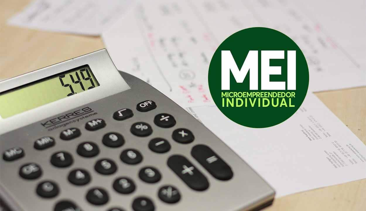 Na imagem destaca uma calculada e alguns papeis ao lado, além de uma logo do "MEI".