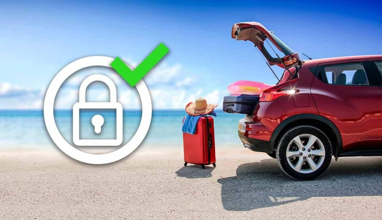 Um carro vermelho com o porta-malas aberto estacionado em um praia. Ao lado, um símbolo de cadeado branco com um sinal de verificado verde em cima.