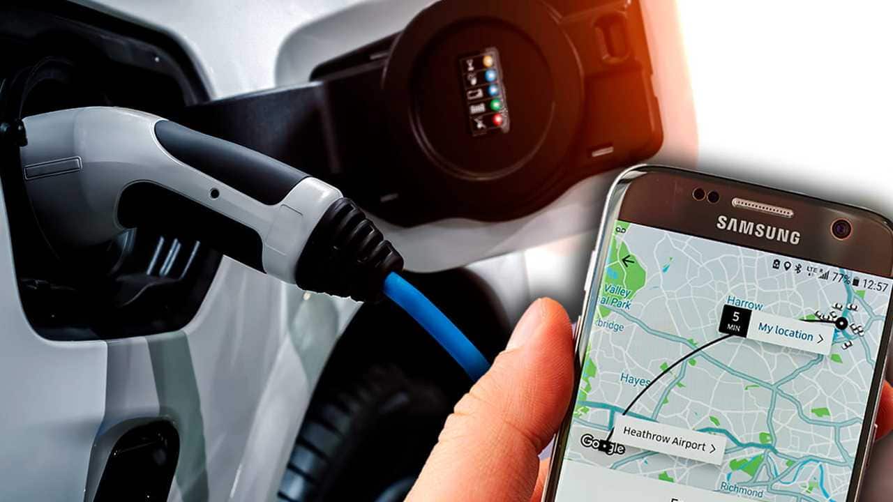 Celular na mão com app de corrida aberto e, ao fundo, um carro elétrico sendo carregado
