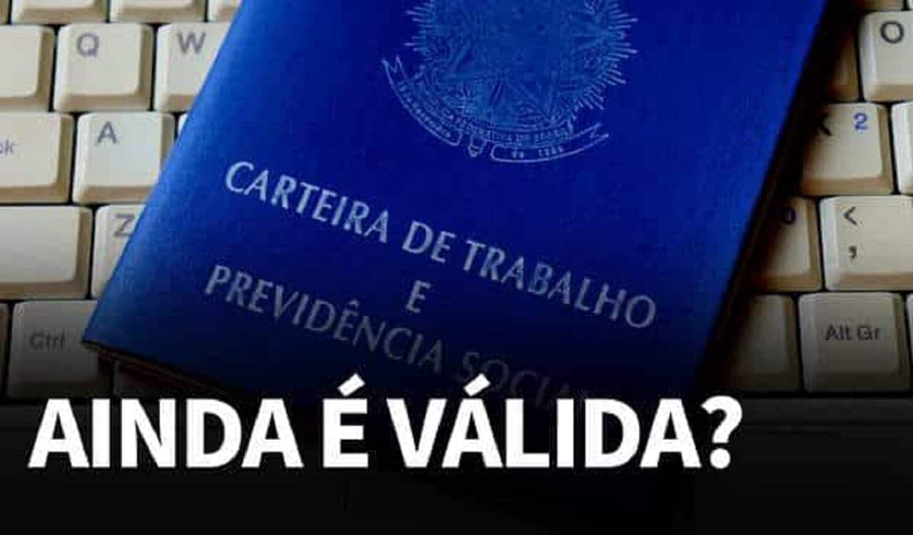 imagem de carteira de trabalho física em cima de um teclado, na parte inferior está escrito: "Ainda é válida?"