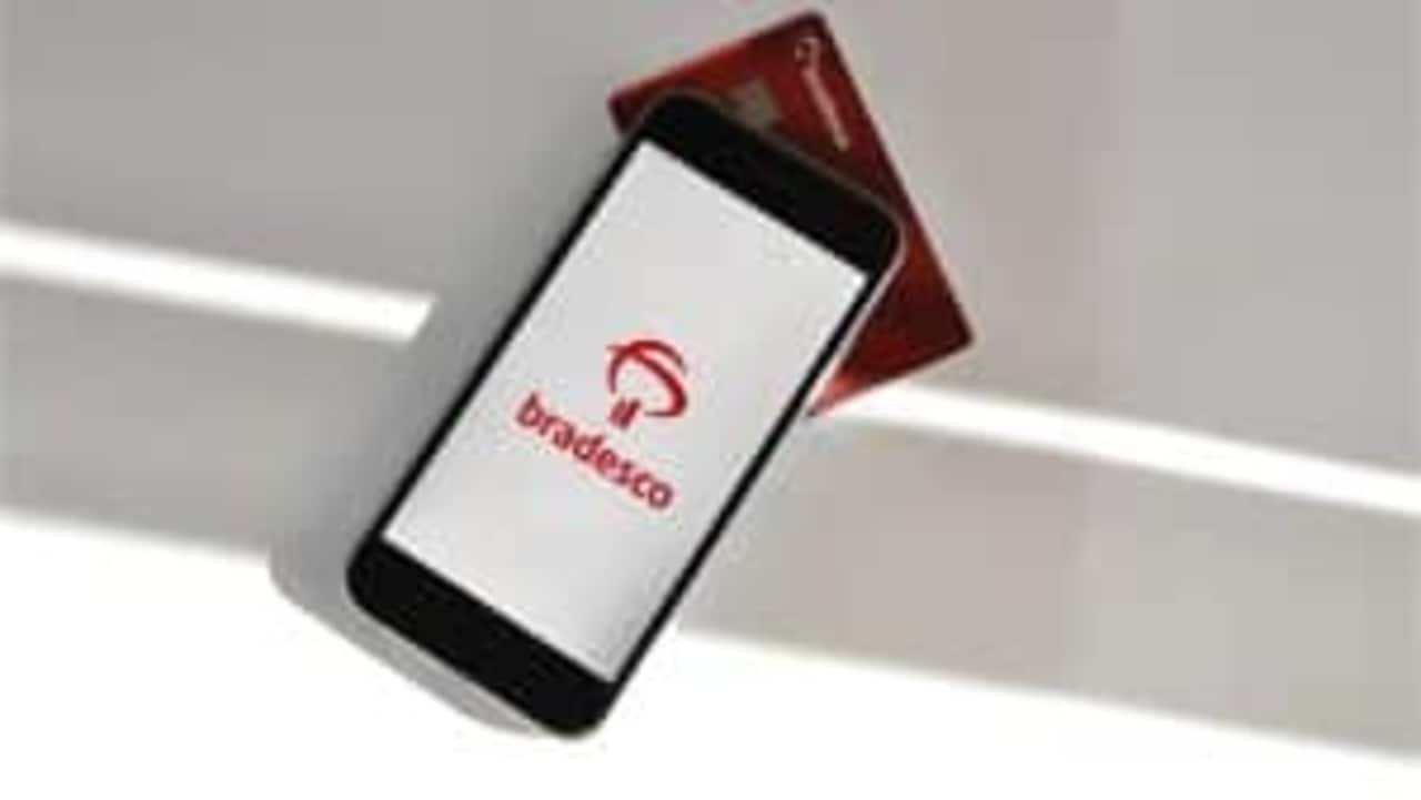 Celular com logo do Bradesco em cima de um cartão de crédito