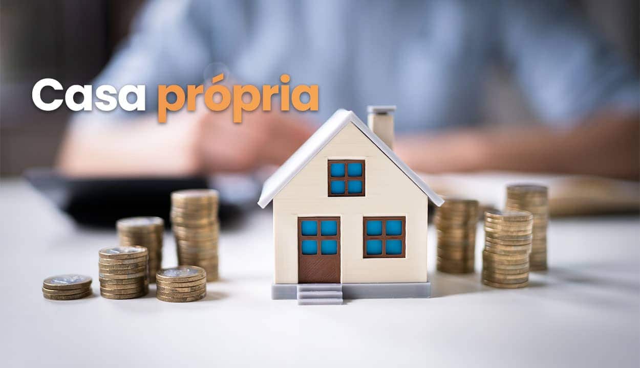 Representação de uma casa com várias moedas empilhadas ao lado