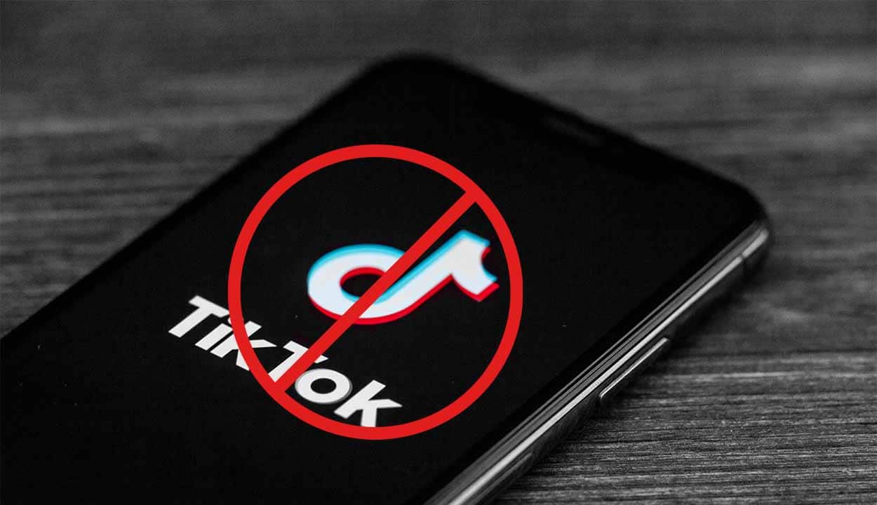 Celular com aplicativo do Tiktok e símbolo de proibido