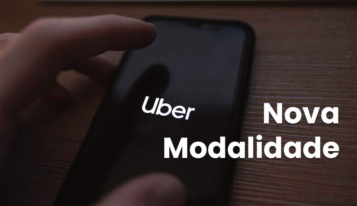 Celular com app Uber aberto. Fundo escuro