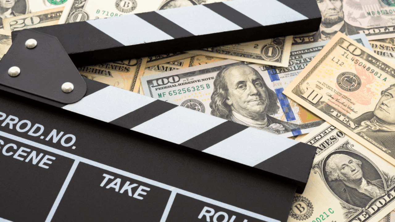 Take de cinema e notas de dinheiro atrás