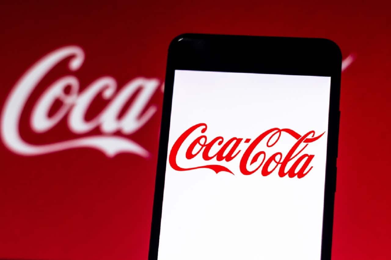 Imagem de um celular com o Logo da Coca-cola- Ao fundo, o mesmo logo.