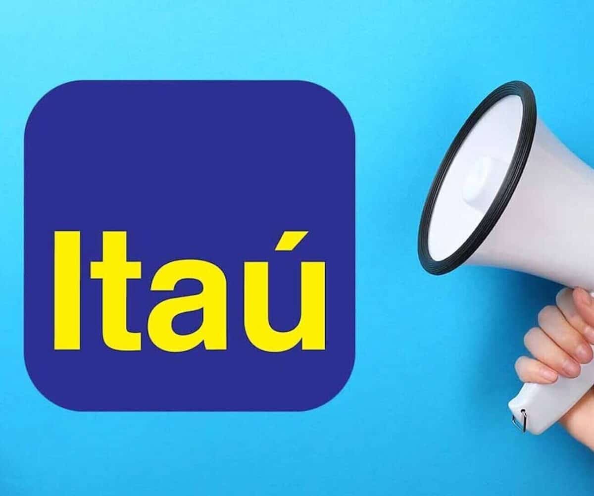 Logo do Itaú e uma mão segurando um megafone