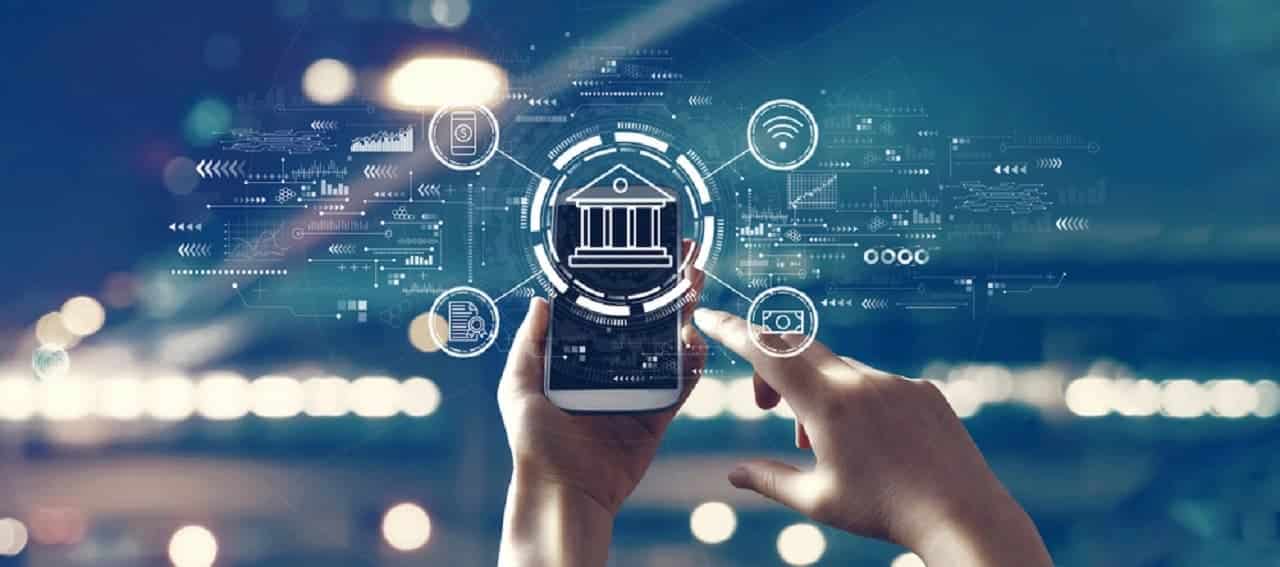 Imagem de uma pessoa utilizando o celular; na imagem são ilustrados recursos de um app de banco.