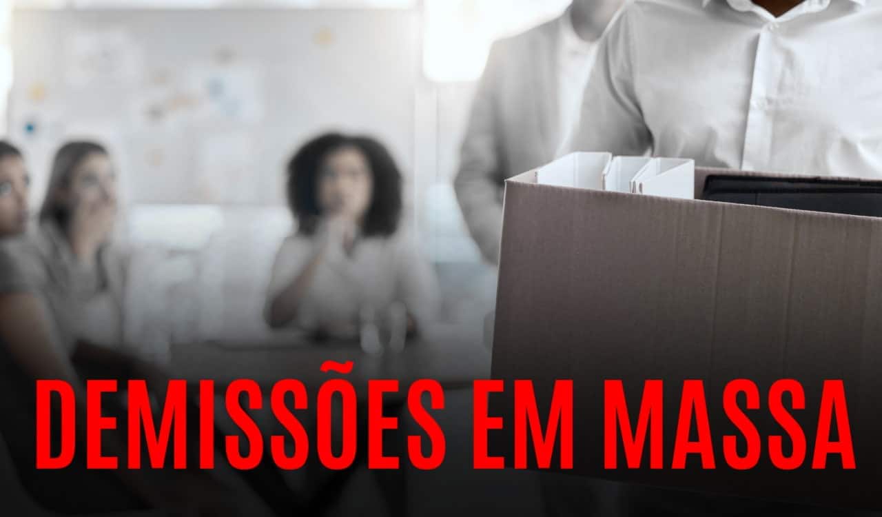 Imagem de um trabalhador segurando uma caixa com itens de trabalho, e pessoas ao fundo, na parte inferior está escrito "Demissões em massa"