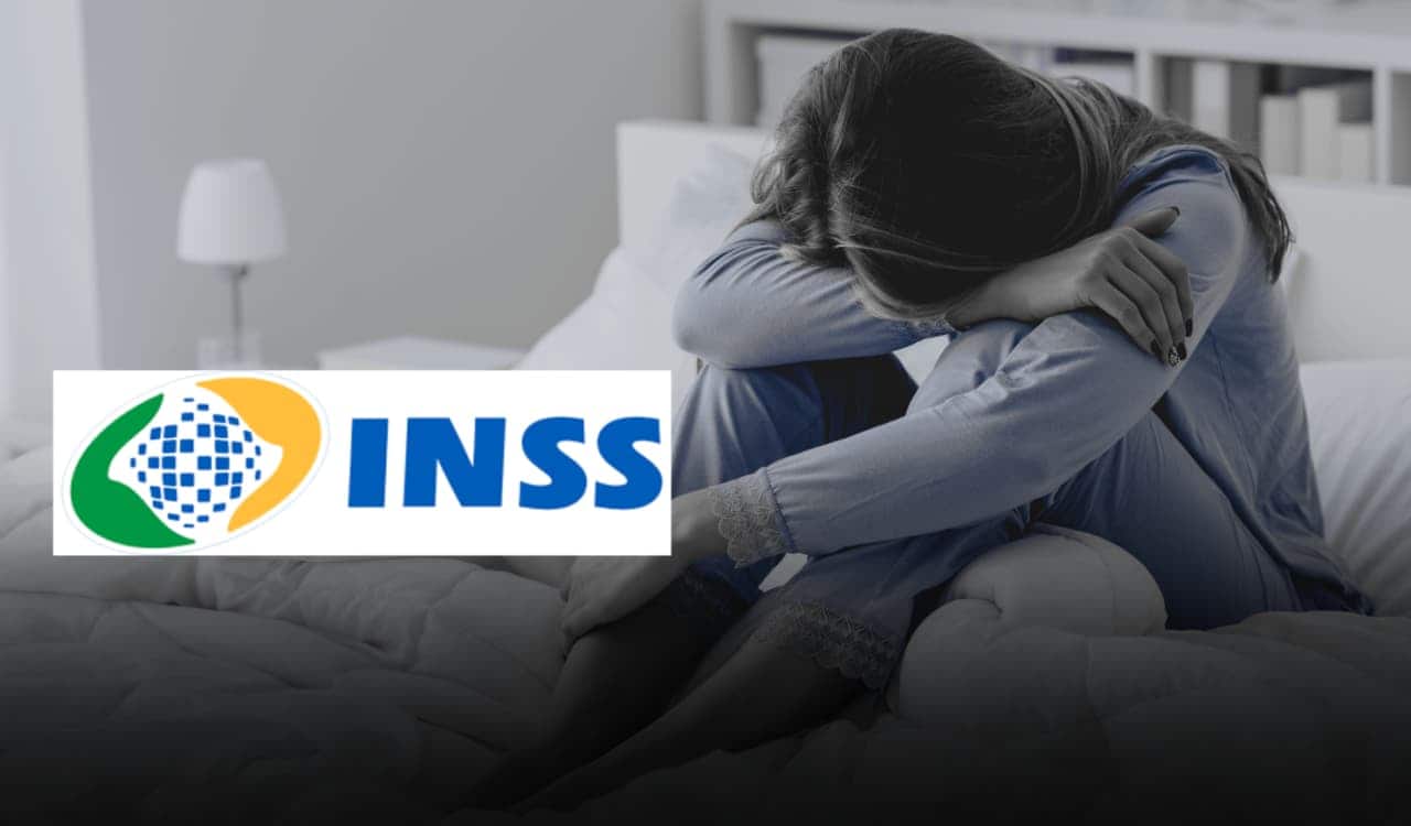 Pessoa na cama chorando com a cabeça apoiada em seus joelhos