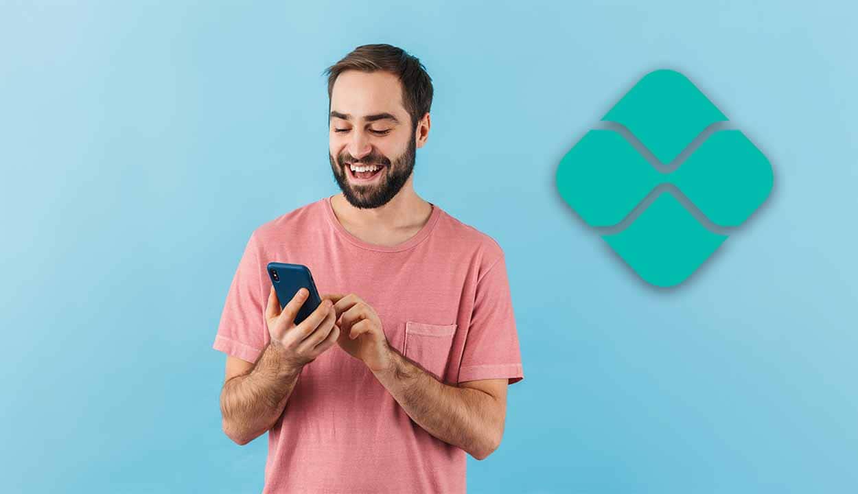 Homem mexendo no celular com um fundo azul.