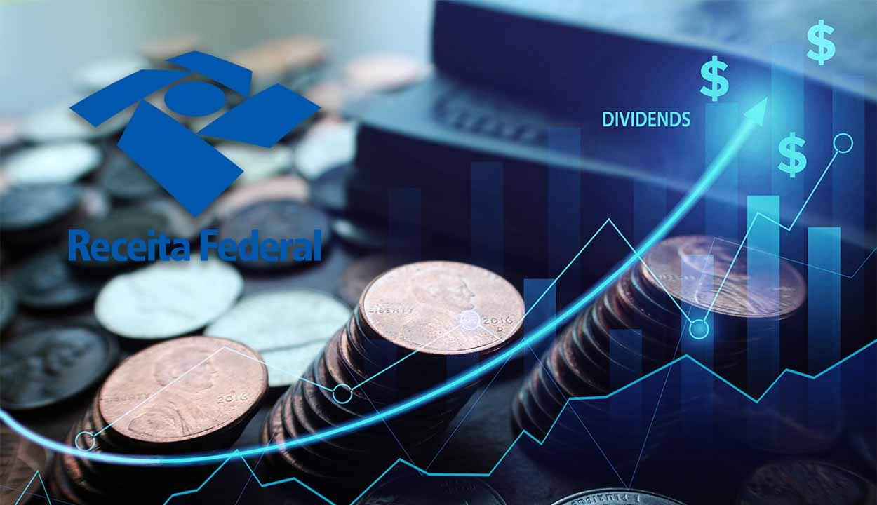 Imagem de algumas moedas sobre uma mesa. Na imagem, aparecem alguns efeitos que remetem à tecnologia. Tem o logo da Receita Federal, remetendo às declarações de Imposto de Renda. Também aparece a palavra "Dividends", que significa dividendos em inglês.