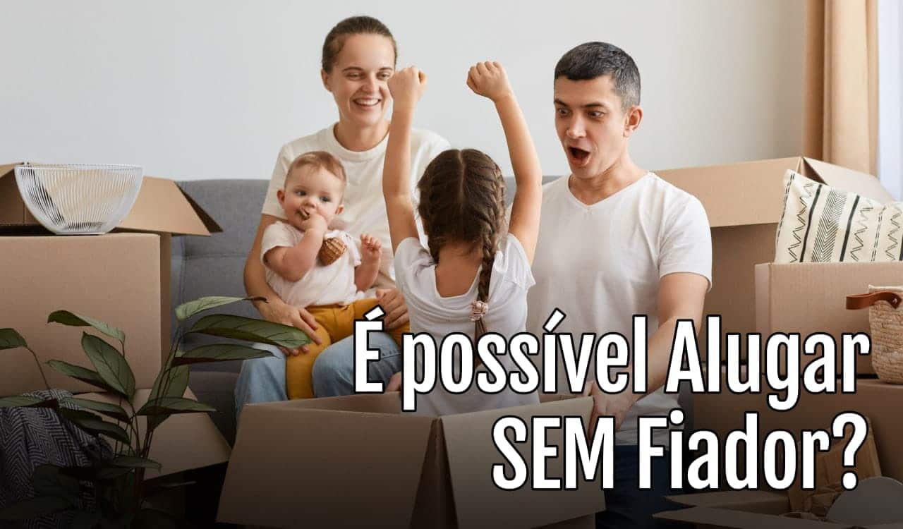 Foto de uma família reunida com caixas de mudança ao redor