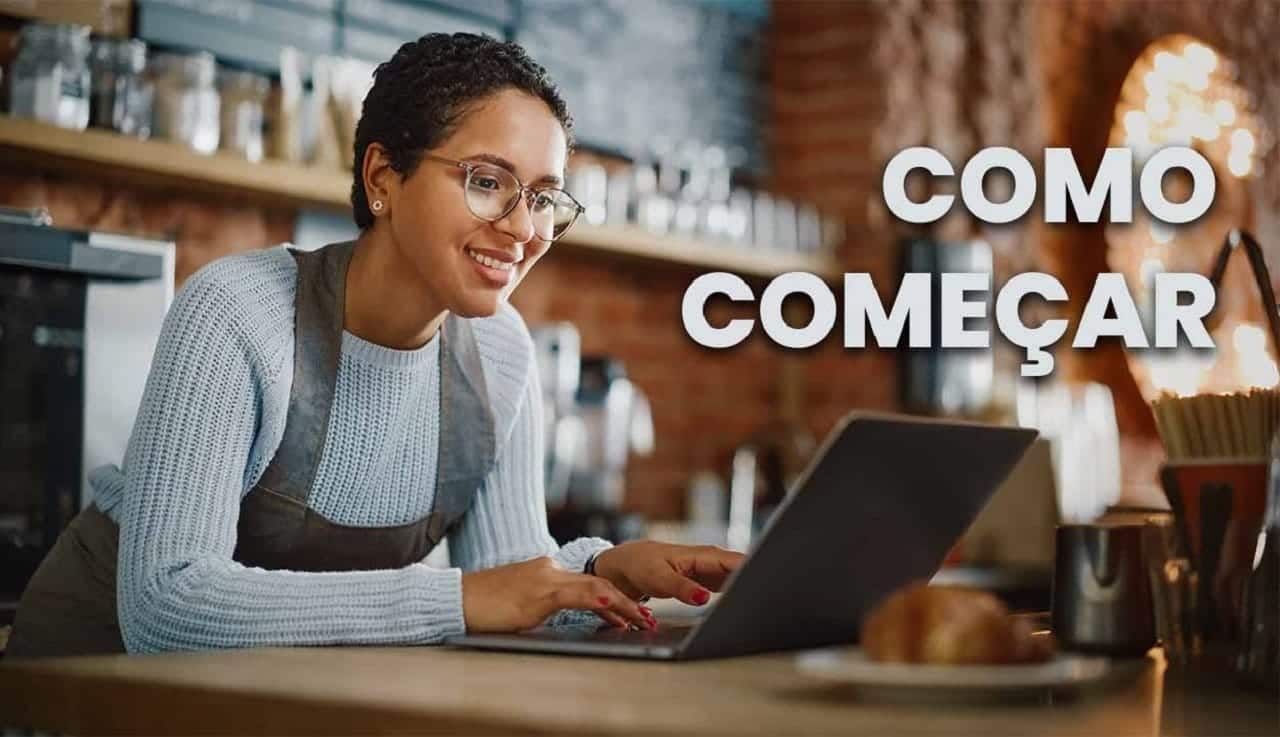 Imagem mostra uma mulher sorrindo enquanto usa o computador. Ao lado direito, lê-se "Como começar".