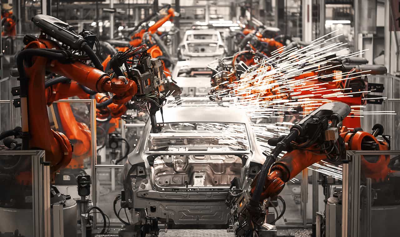 Imagem da produção de veículos em uma empresa automotiva