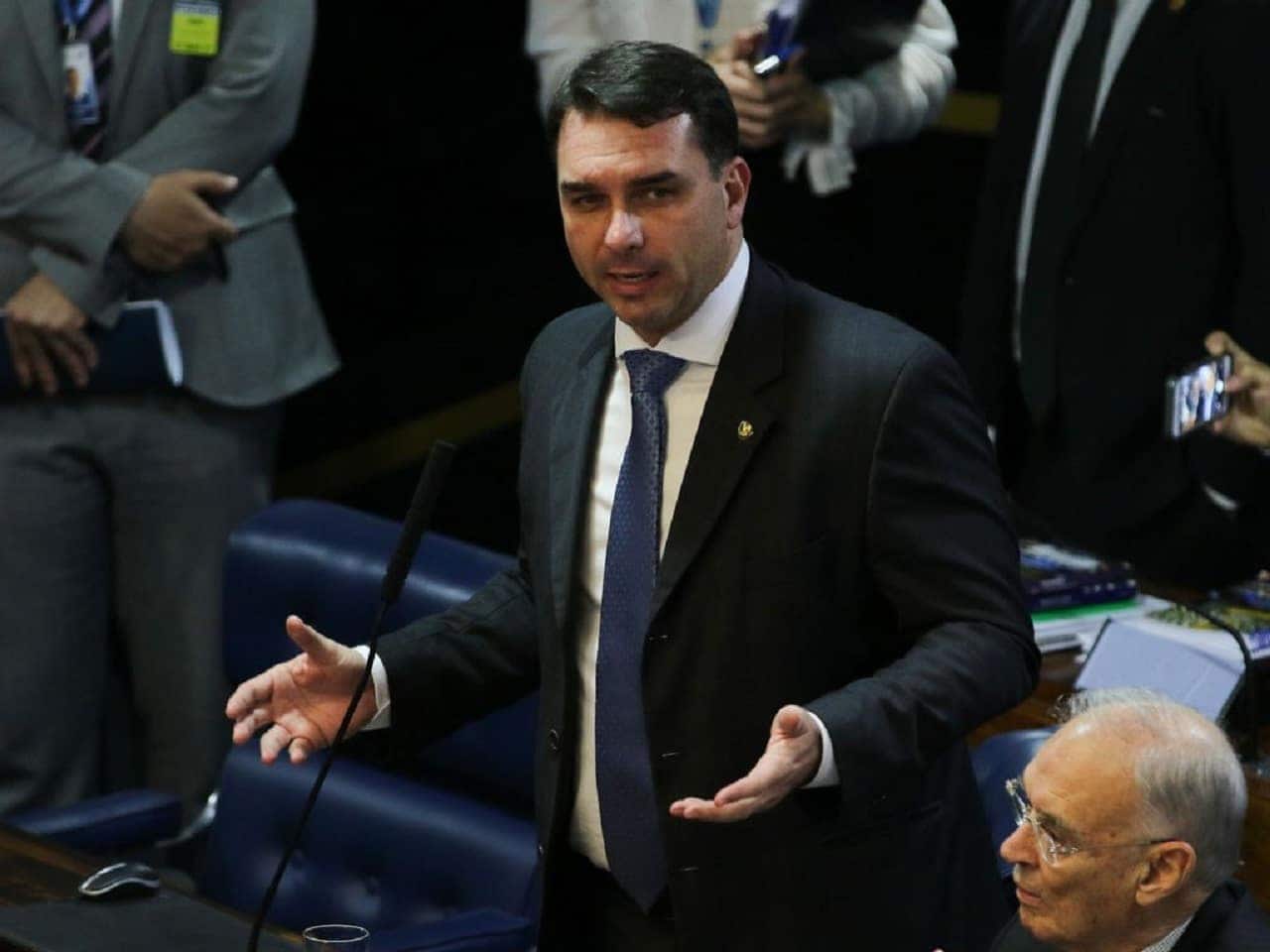 Imagem do senador Flávio Bolsonaro discursando em Plenário do Senado