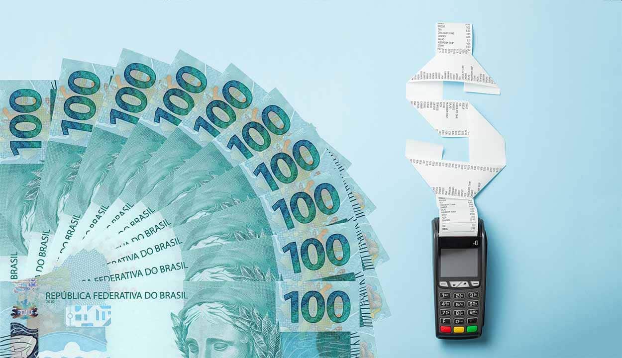 Ao lado esquerdo, várias notas de 100 reais abertas no formato de leque. No lado direito da imagem, uma grande nota fiscal no formato de cifrão saindo de uma maquininha de cartão.