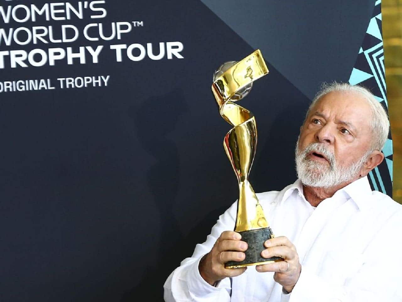 Lula (PT), chefe do Governo Executivo, segurando a Taça da Copa do Mundo de Futebol Feminino de 2023.