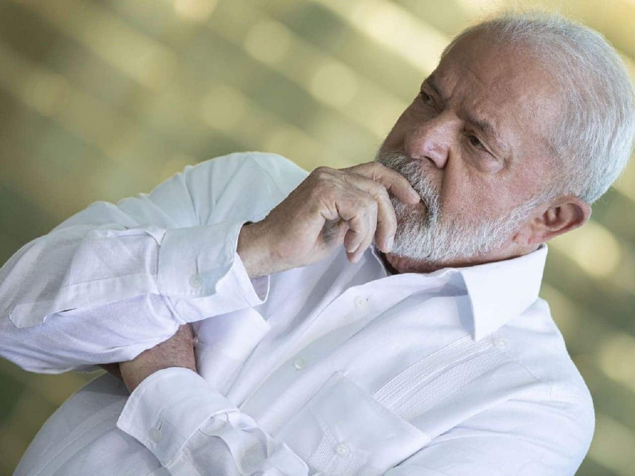 Imagem de Lula com a mão apoiando o queixo
