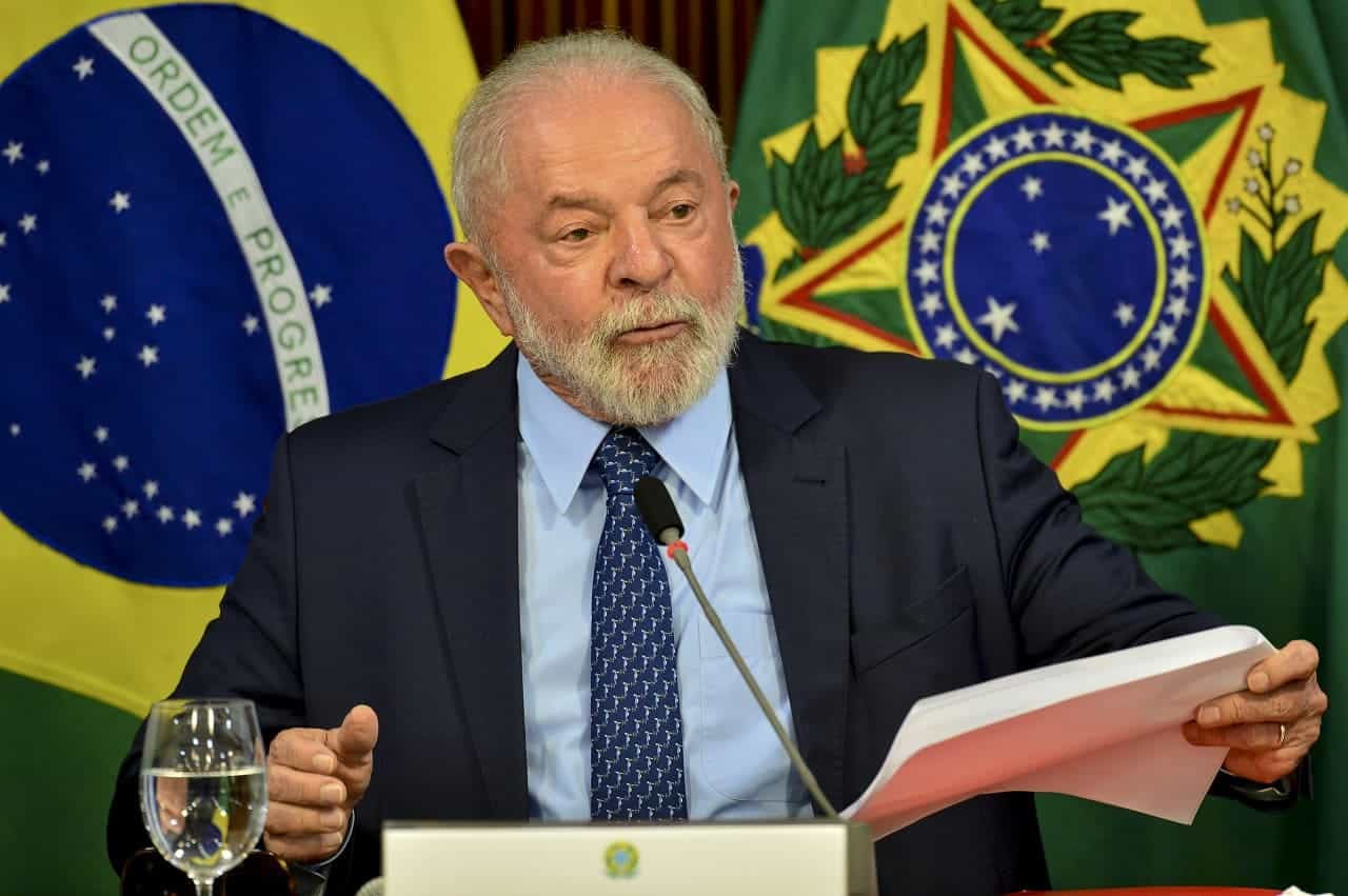 Presidente Luiz Inácio Lula da Silva fazendo discurso em microfone com um documento em mãos