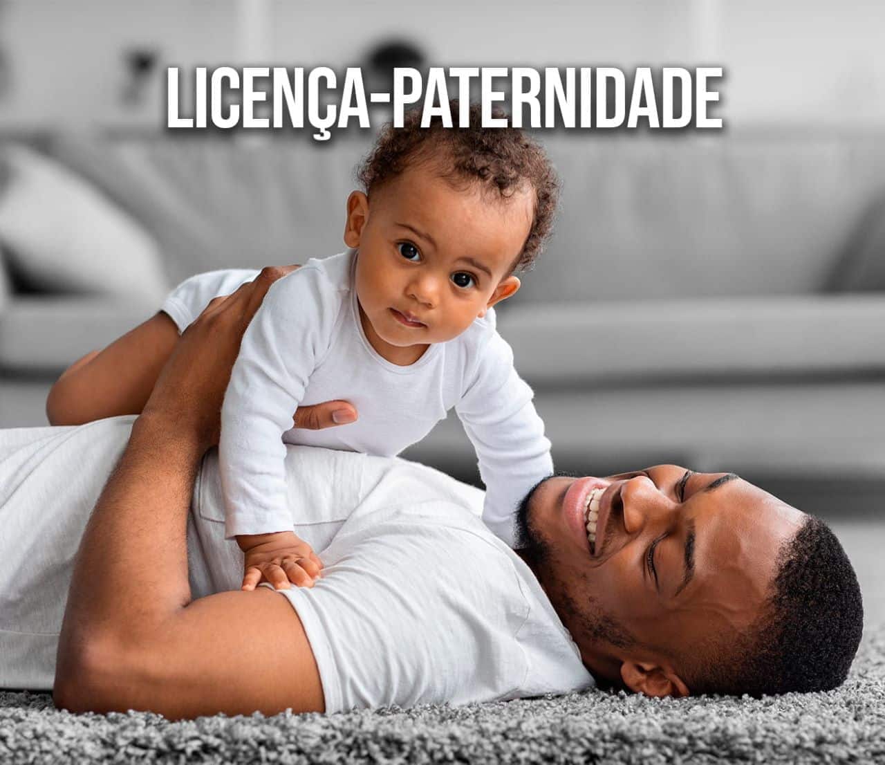 Homem sorrindo segurando bebê