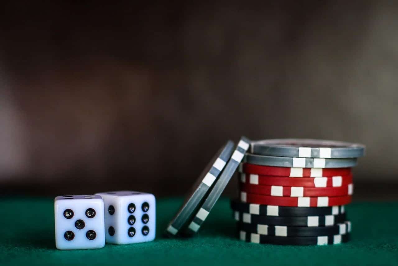 Dados e fichas de poker