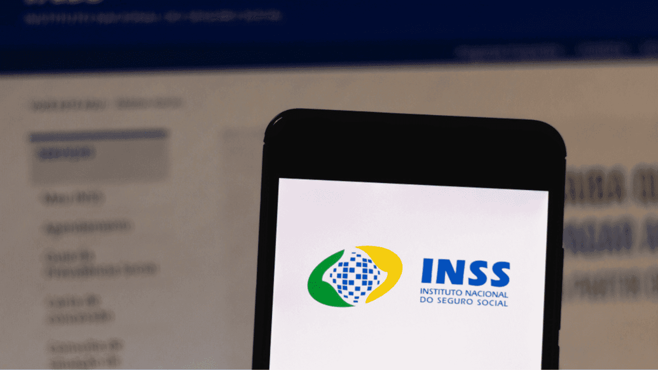 Celular aberto no app do INSS