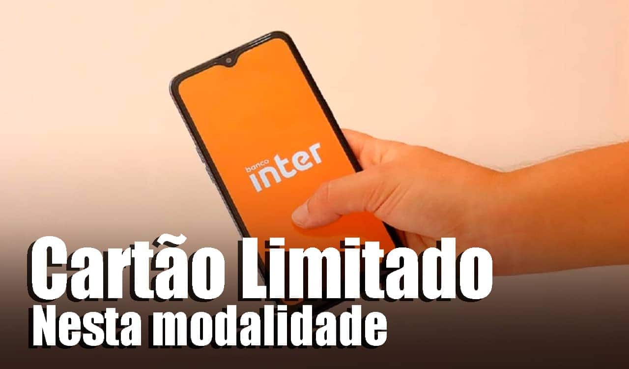 Pessoa com o aplicativo do Inter aberto no celular