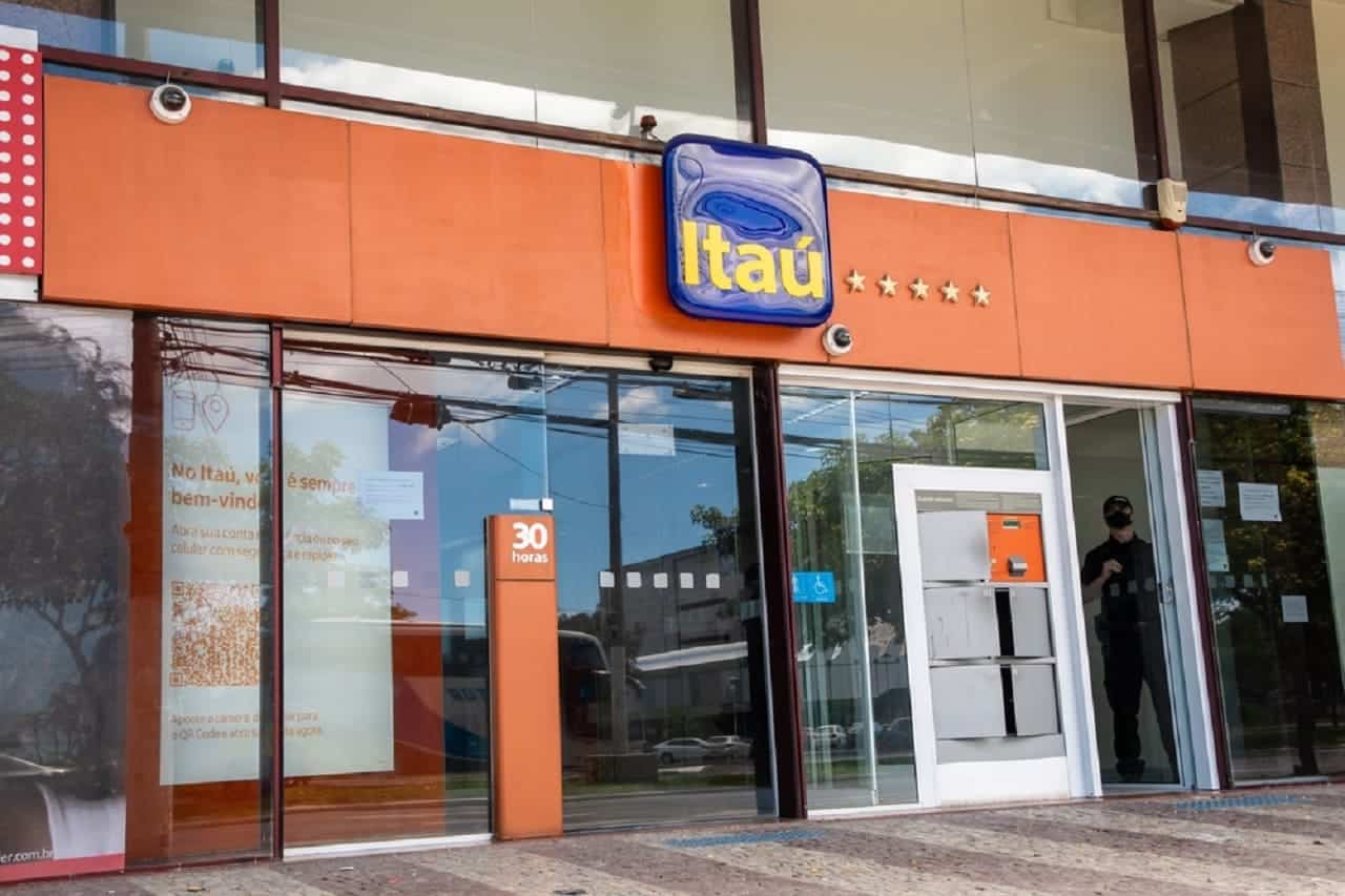 Fachada de uma agência do banco Itaú.