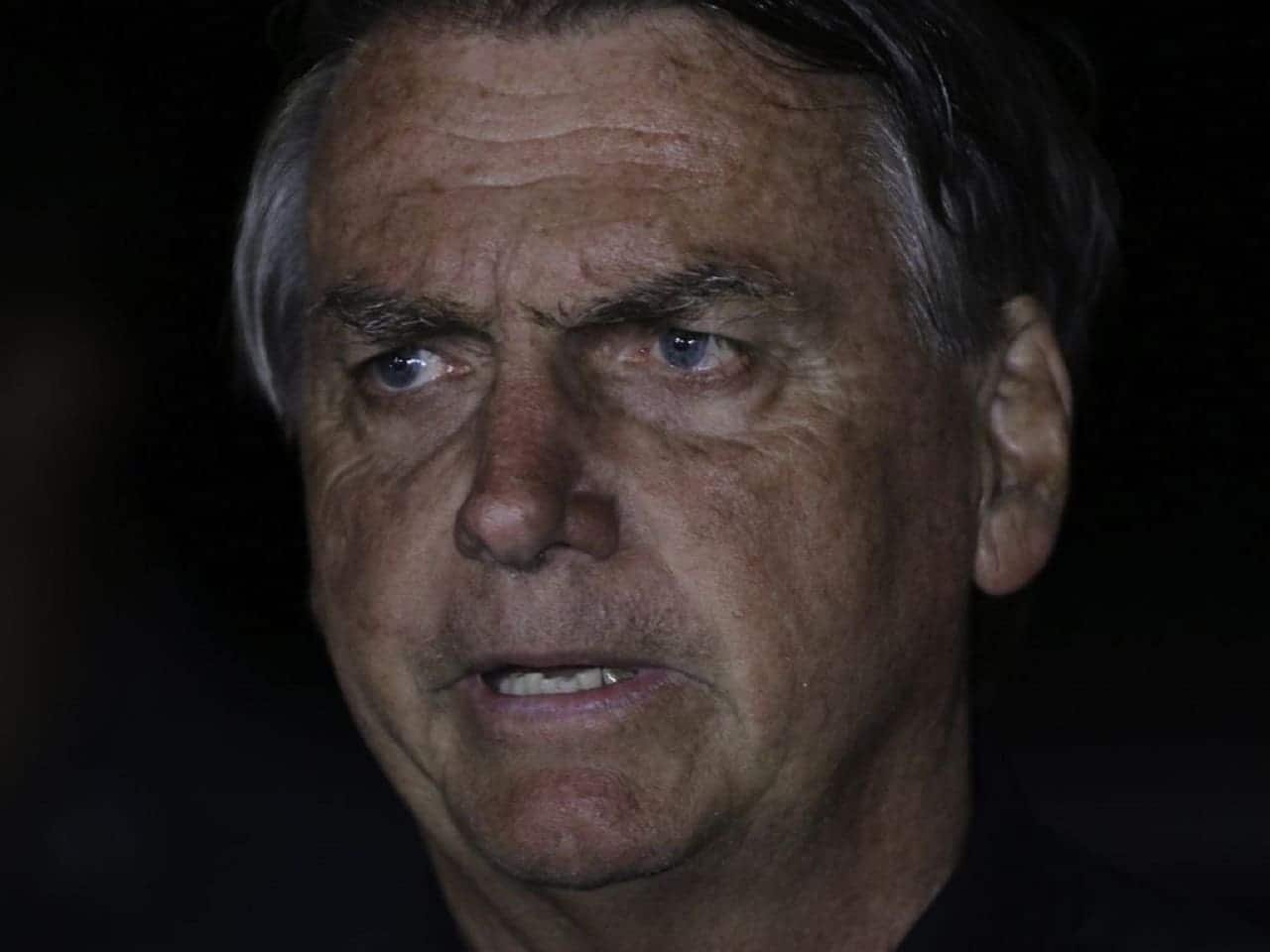 Imagem do rosto do ex-presidente Jair Bolsonaro com expressão séria.