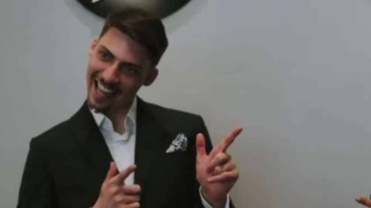 Jair Renan Bolsonaro- filho 04 de Bolsonaro fazendo símbolo de arma