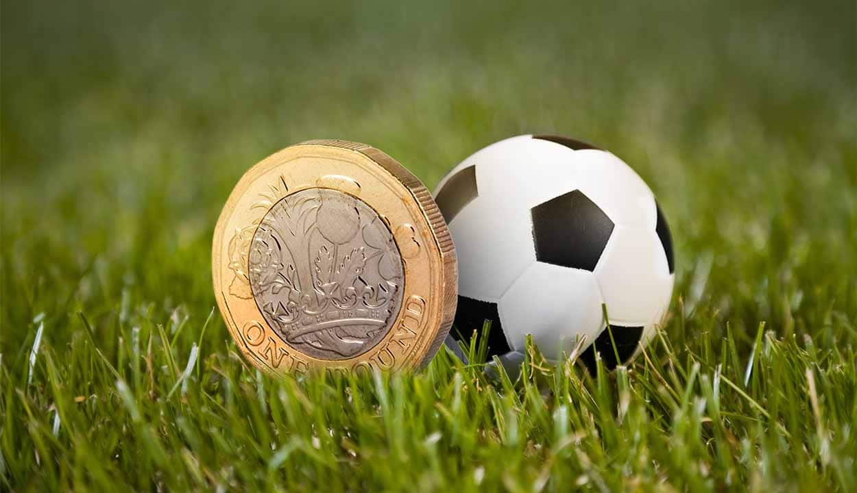 Ilustração com uma bola de futebol e uma moeda ao lado