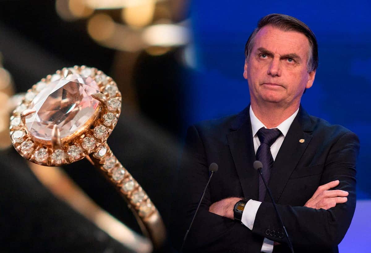 Joia ao lado de Bolsonaro