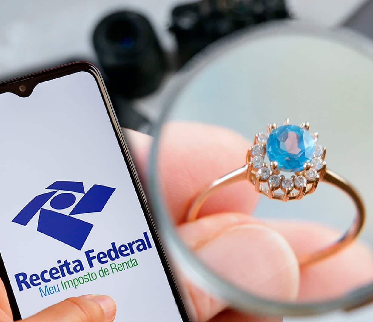 No lado esquerdo, celular que exibe tela com logo da Receita Federal e Imposto de Renda. No lado direito, lupa dá enfoque em um anel com uma pedra azul